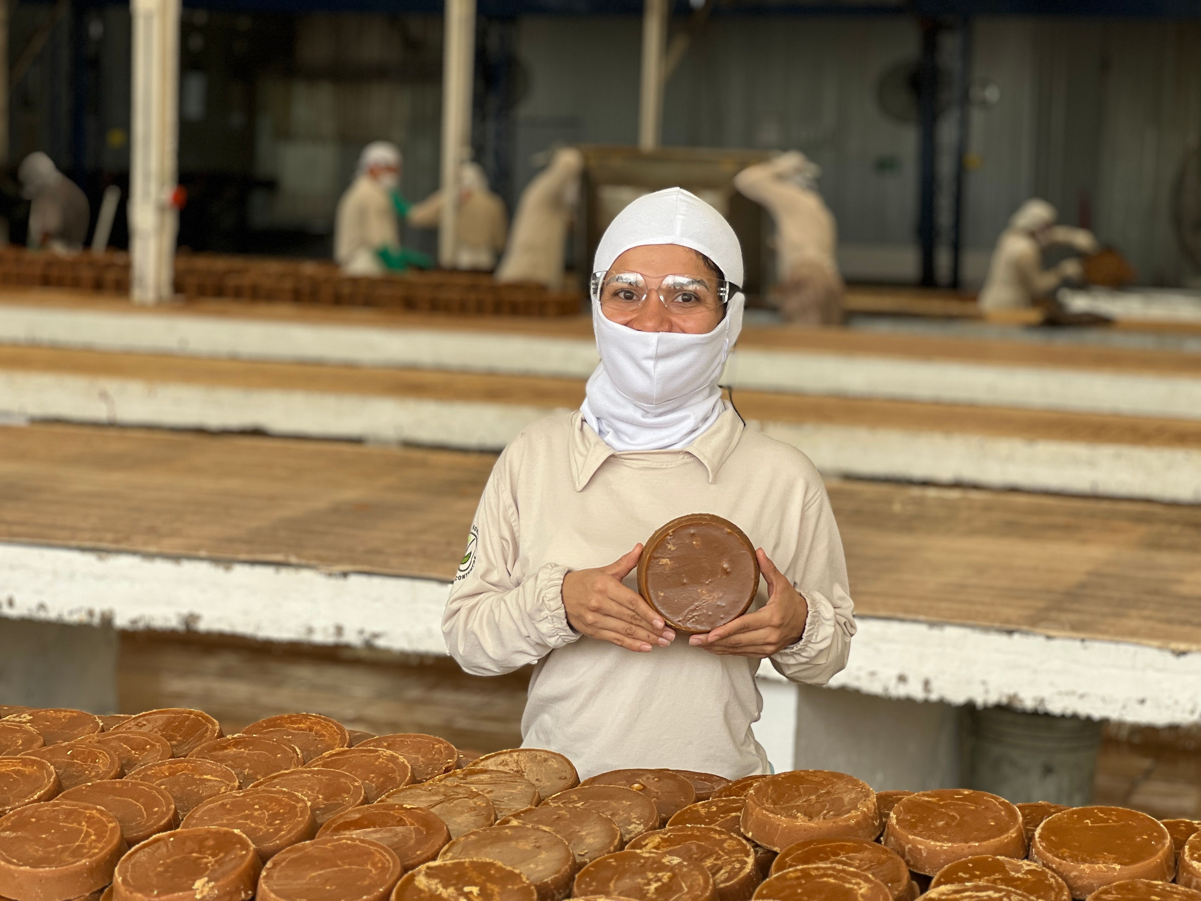 Productor con su cosecha en campo colombiano